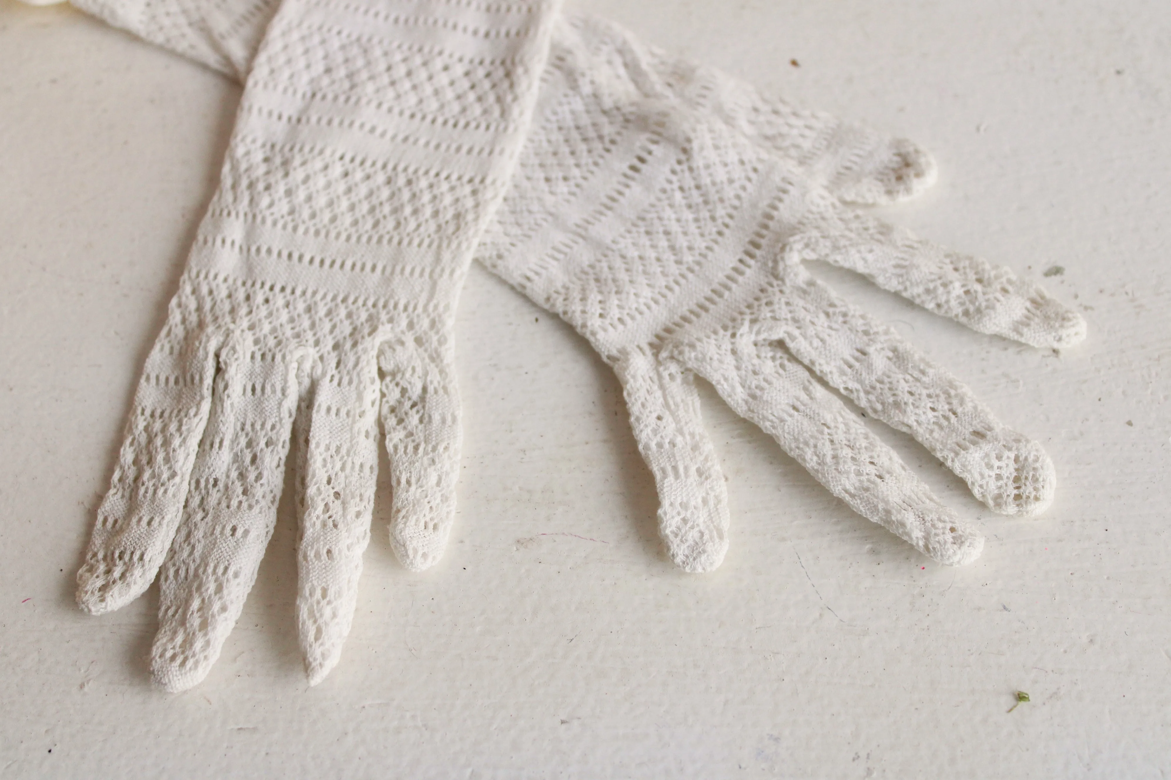 Antique White Lace Gloves