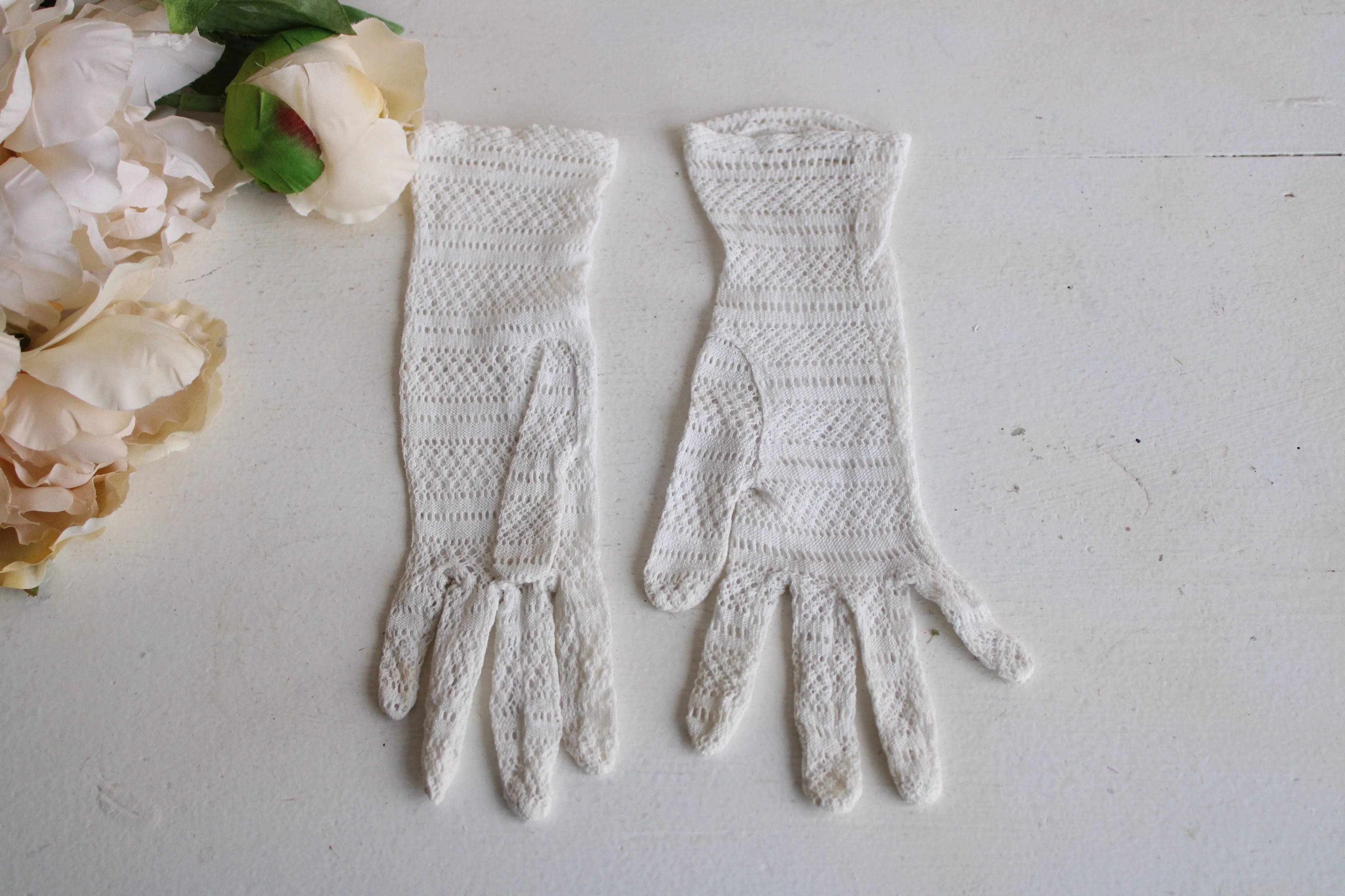 Antique White Lace Gloves