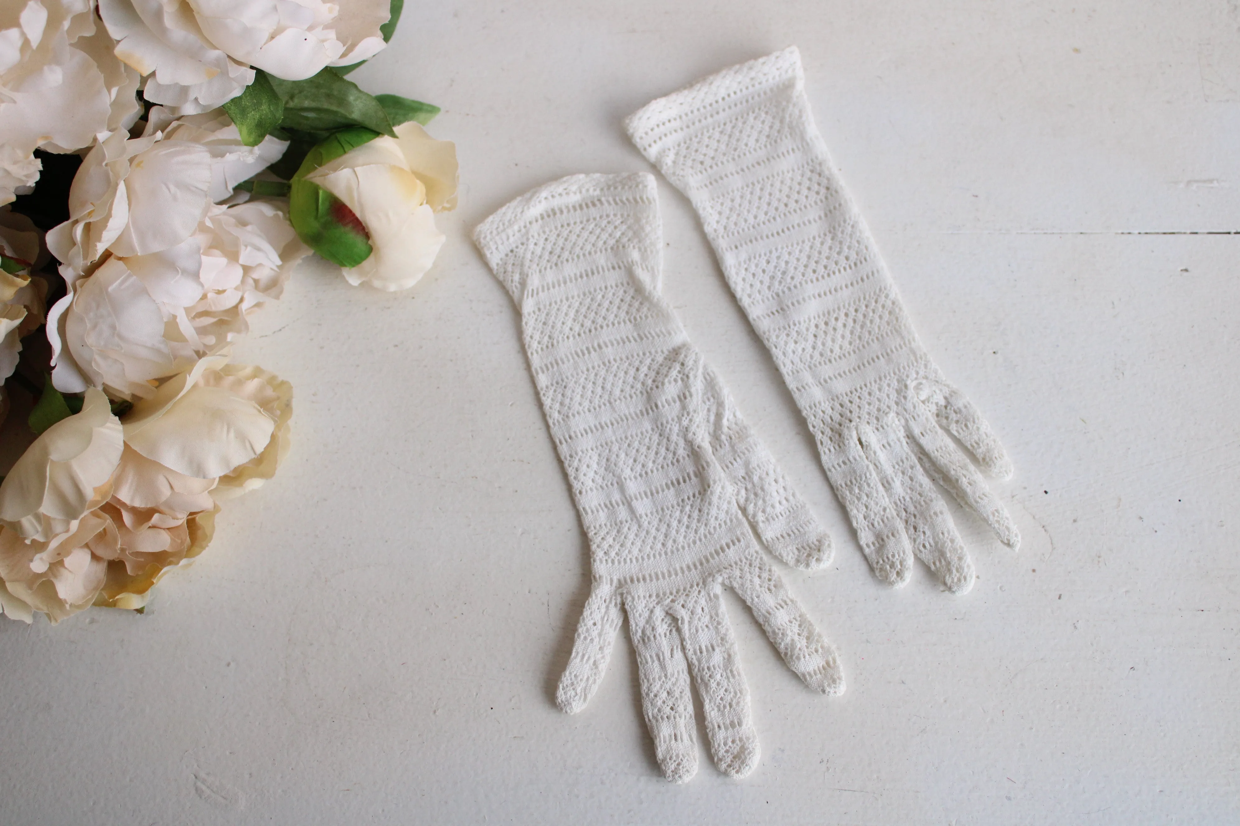 Antique White Lace Gloves