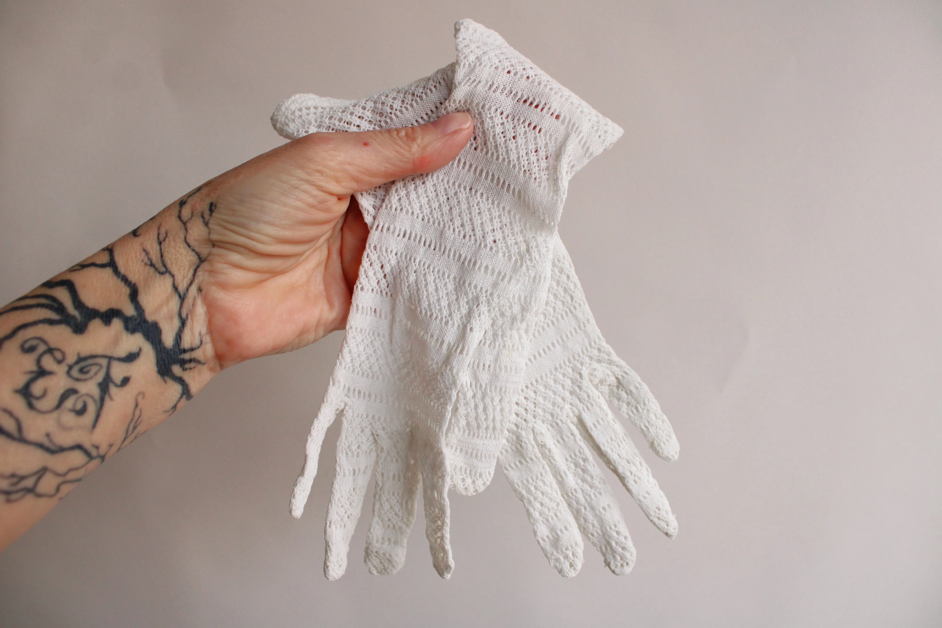 Antique White Lace Gloves