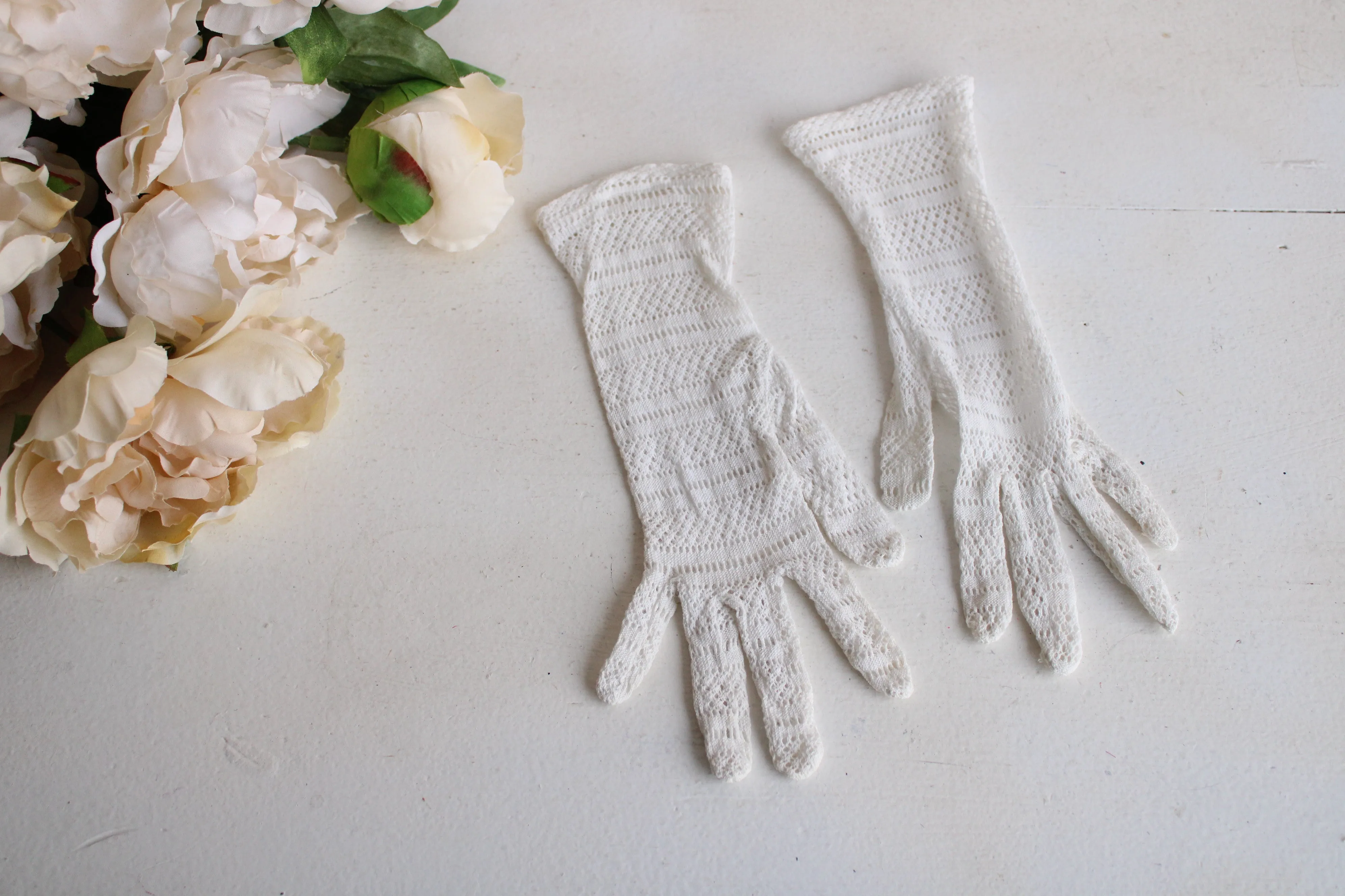 Antique White Lace Gloves