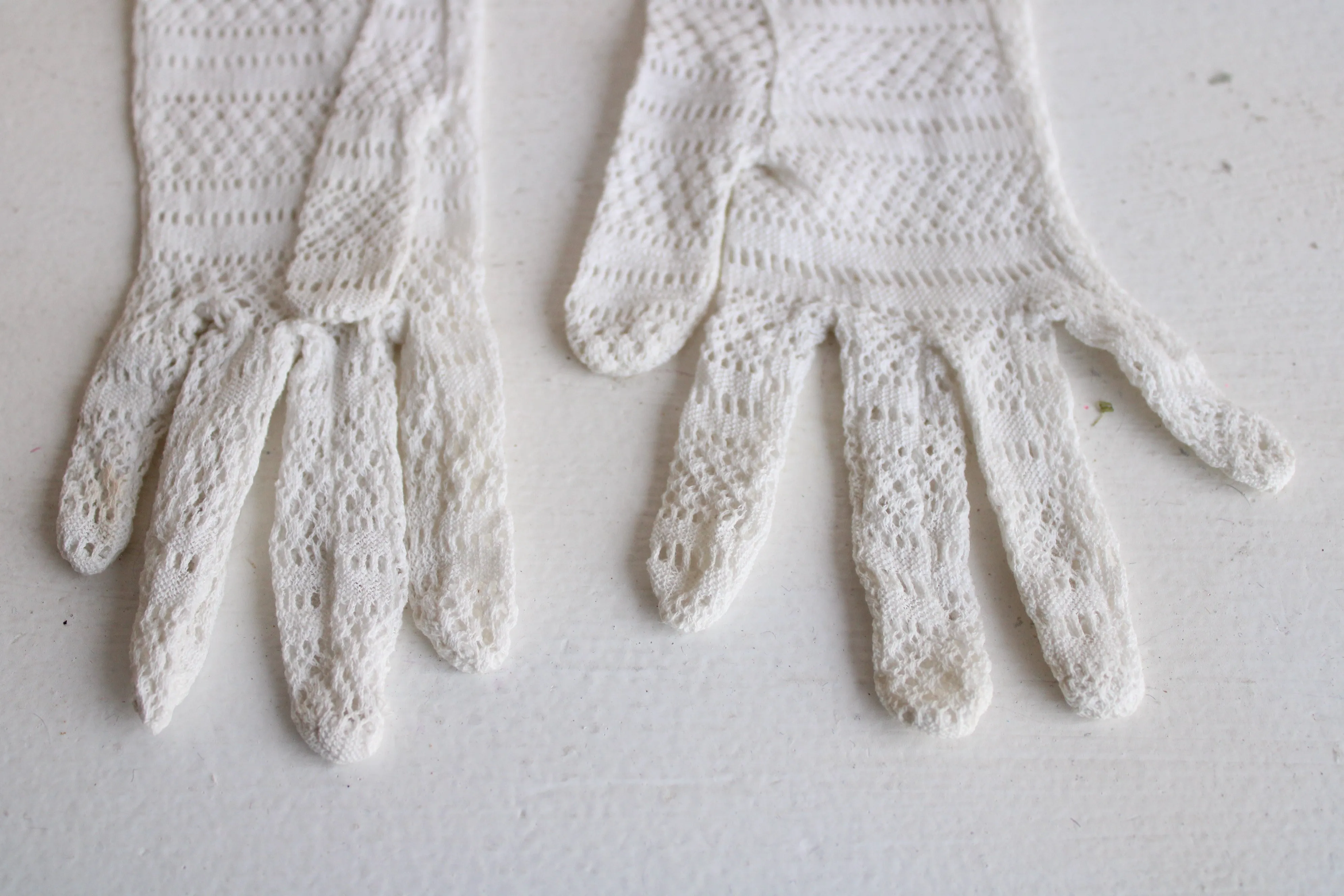 Antique White Lace Gloves