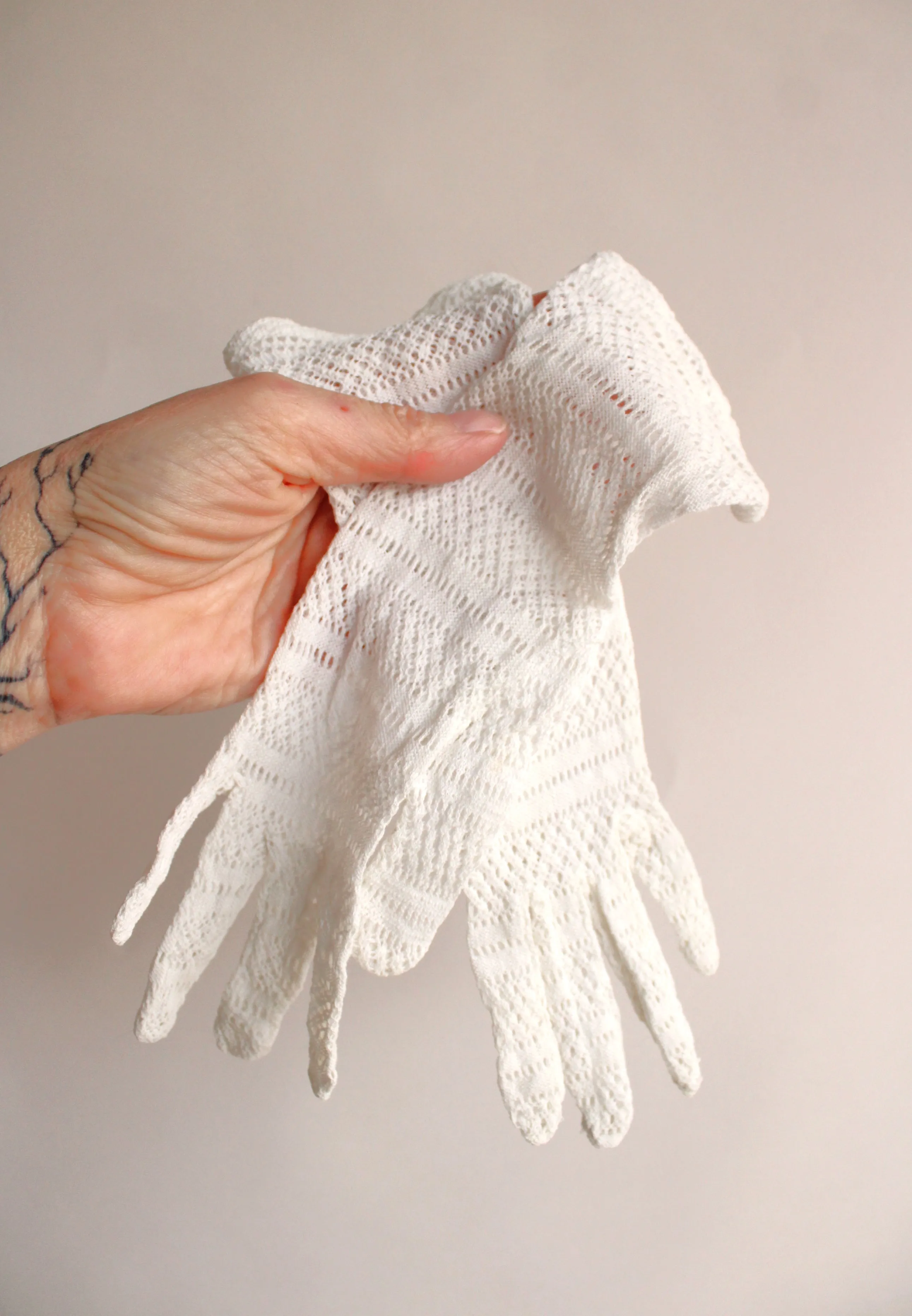 Antique White Lace Gloves